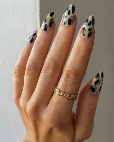 Uñas decoradas con estampado de vaca en blanco y negro
