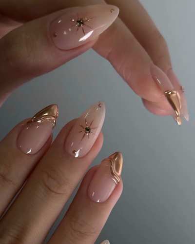 Uñas con relieves dorados 