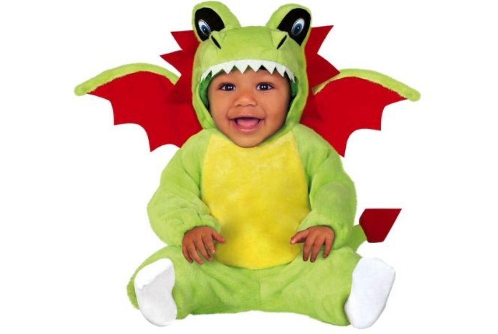 Halloween para tu bebé: Un bebé disfrazado de dinosaurio verde con rojo, sentado en un fondo blanco