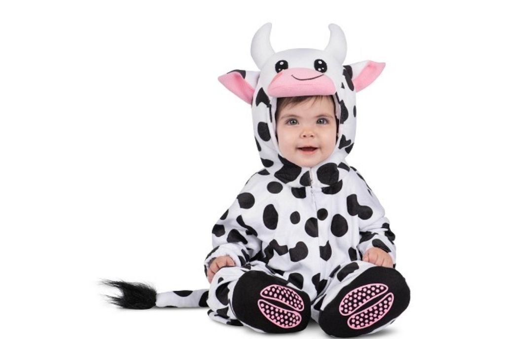 Bebé sentado con disfraz de vaca sobre fondo blanco, ideal para Halloween para tu bebé; un look tierno, cómodo y perfecto para celebrar con estilo
