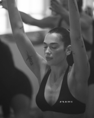 Dua Lipa haciendo pilates