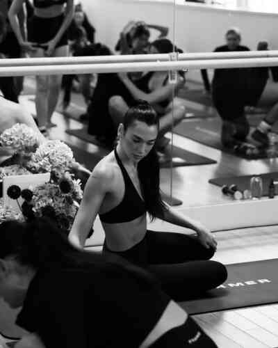 Dua Lipa dando clases de pilates
