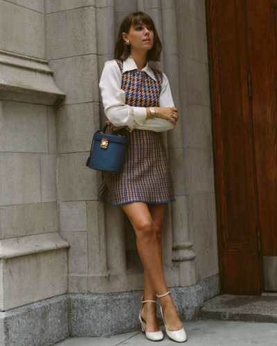 Outfit con vestido a cuadros y  blusa de manga larga blanca
