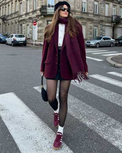 Conjunto de falda y blazer y bufanda a tono y blusa en color balnco  