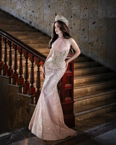 Fátima Bosch con vestido de reina