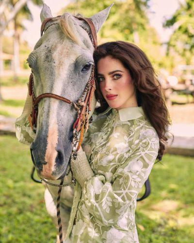 Fátima disfruta de los caballos