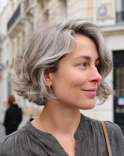 Corte French Bob con flequillo para mujeres con canas, estilo chic y parisino