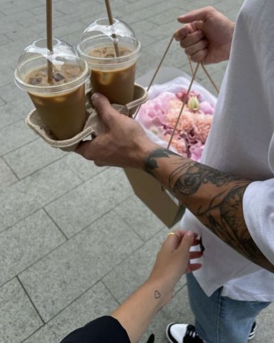 Esto hace un hombre enamorado