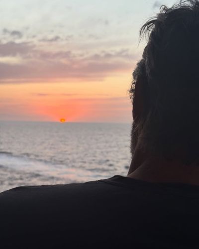 Imagen de Jim Curtis con la que se reveló la relación con Jennifer Aniston