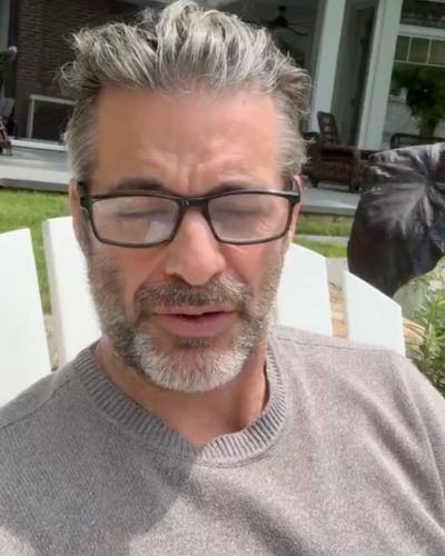 Jim Curtis ha acaparado los reflectores tras darse a conocer su relación con Jennifer Aniston