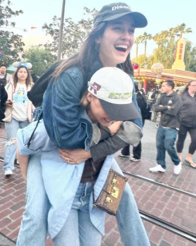 Kate Harrison y Chloë Grace Moretz en Disney con anillos de compromiso
