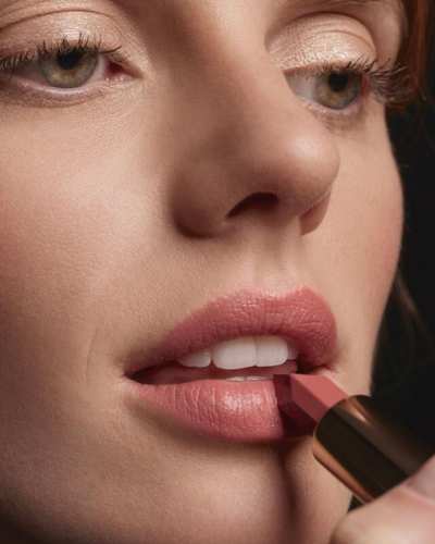 Labial nude
