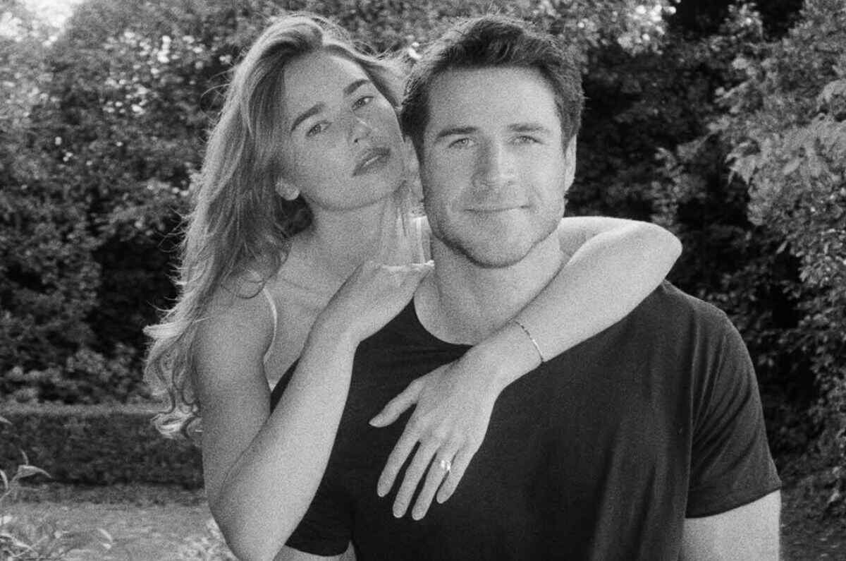 Liam Hemsworth y Gabriella Brooks confirman su compromiso con románticas fotos