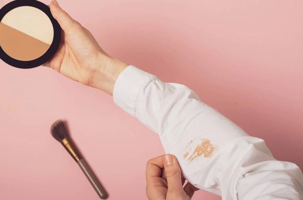 Tips para removermanchas de maquillaje en la ropa