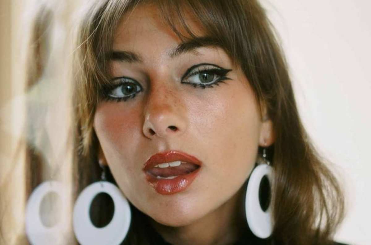 Maquillaje años 70: el estilo retro que regresa con fuerza en 2025