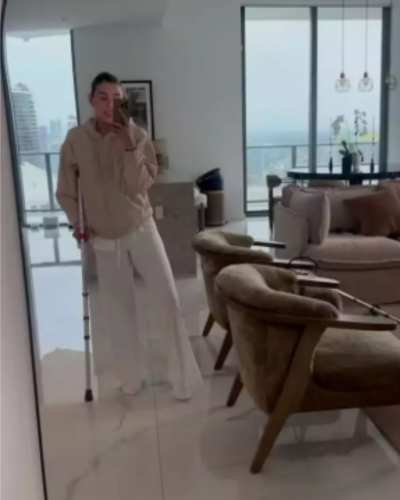 Michelle Salas en muletas