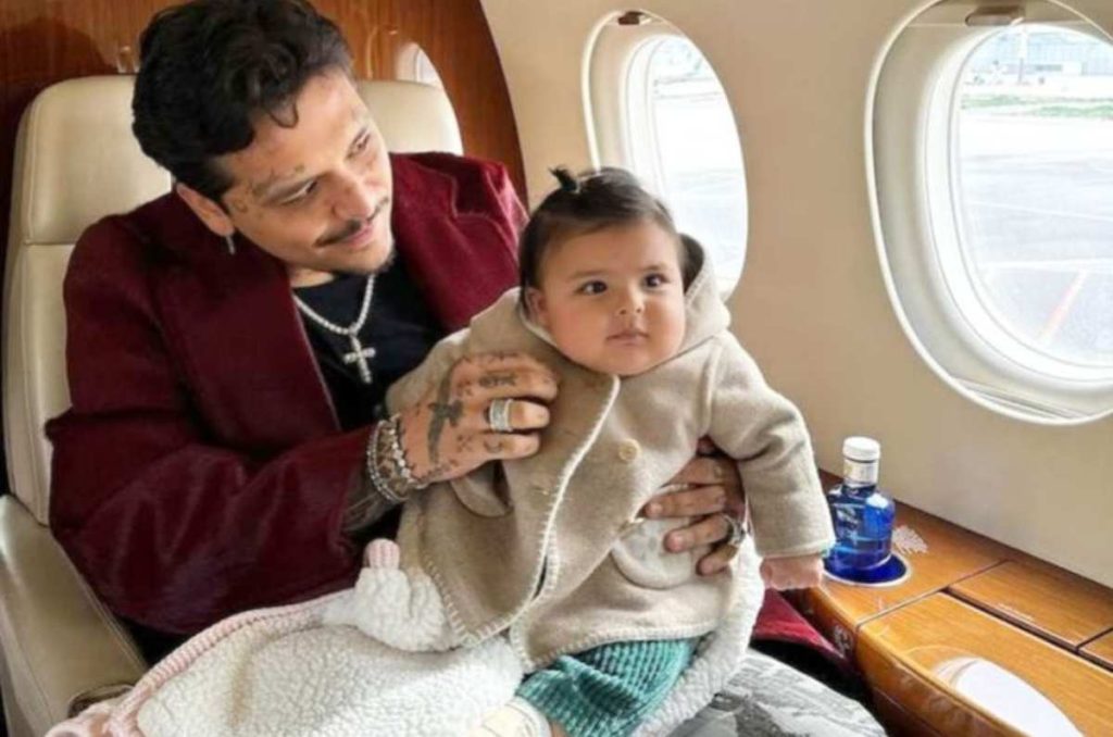 Nodal y su hija Inti