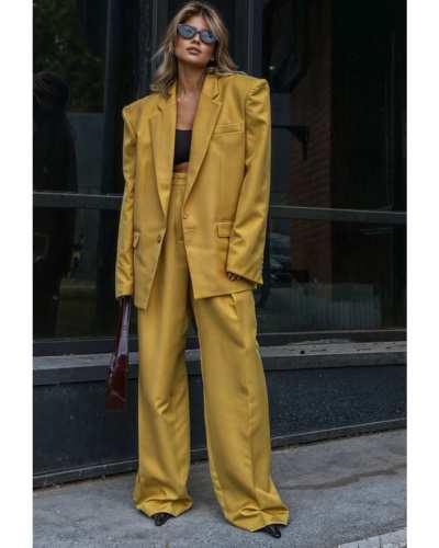 Outfits en color mostaza