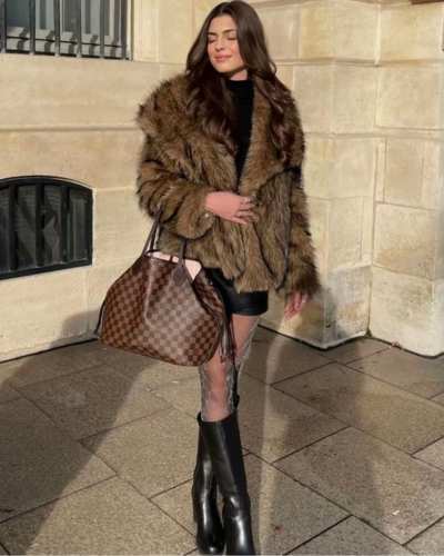 Look bicolor con abrigo de peluche 