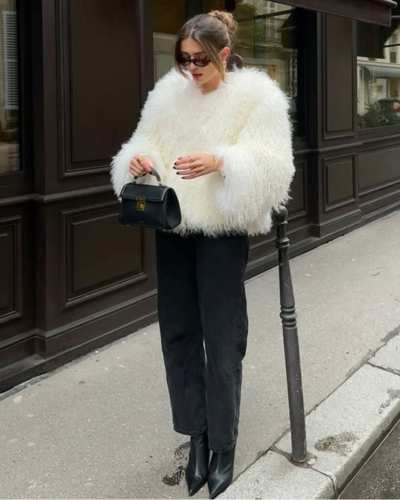 Look blanco y negro con abrigo de peluche 