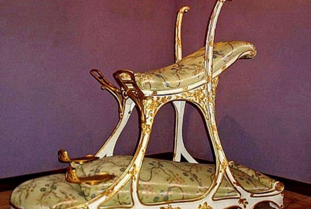 Imagen del primer potro del amor que existió, un mobiliario erótico en Occidente, una pieza histórica para descubrir cómo usar el potro del amor de forma segura y cómoda