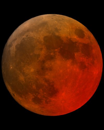 Luna de sangre resplandeciente en la noche