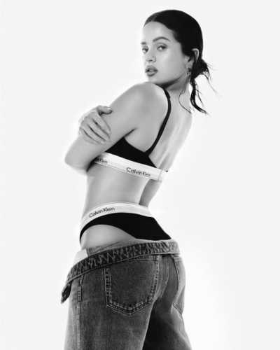 Rosalia vistiendo Calvin Klein