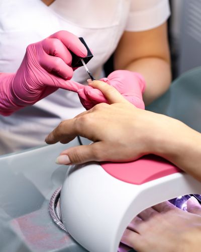 Mujer se hace las uñas con sustancias prohibidas en esmaltes y geles de uñas