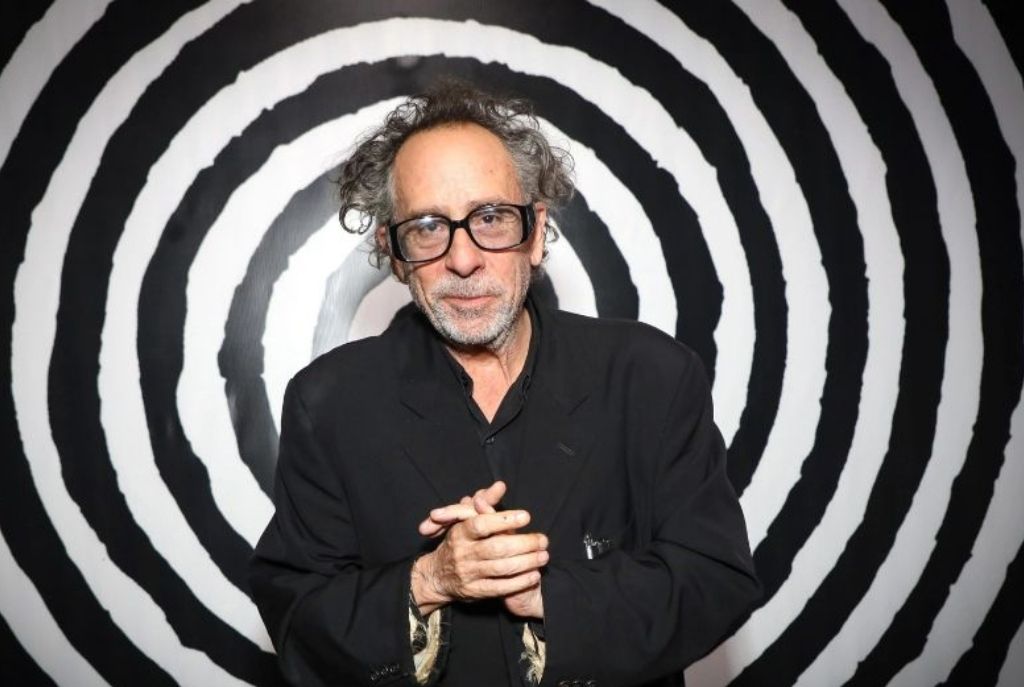 Tim Burton, director de cine conocido por su estilo gótico y fantasioso, posando en un evento público.