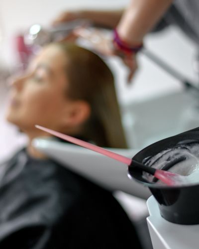 Mujer se tiñe el cabello con tinte casero