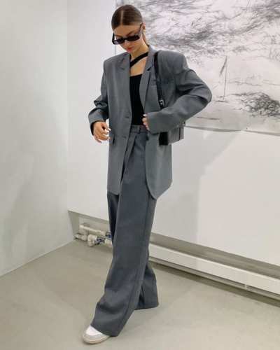 Traje gris con negro 