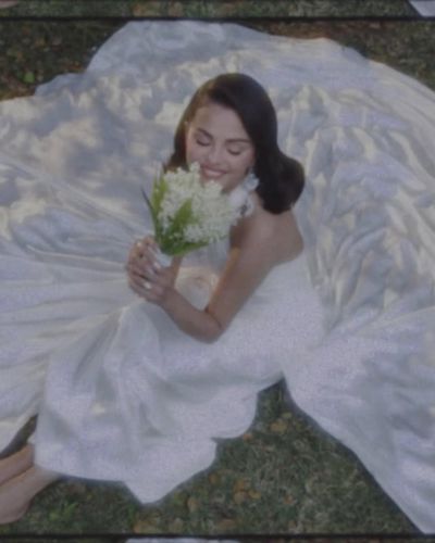 Selena Gomez lució un hermoso vestido de novia de Ralph Lauren hecho a medida