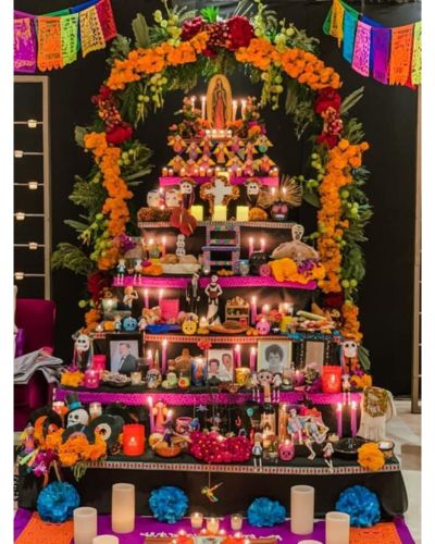 Ofrenda colorida del Día de los difuntos