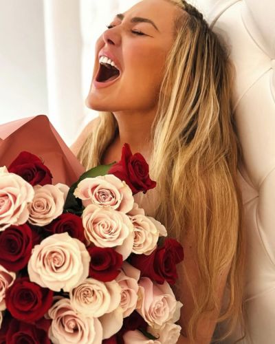 Amaia Montero con un ramo de rosas en la mano