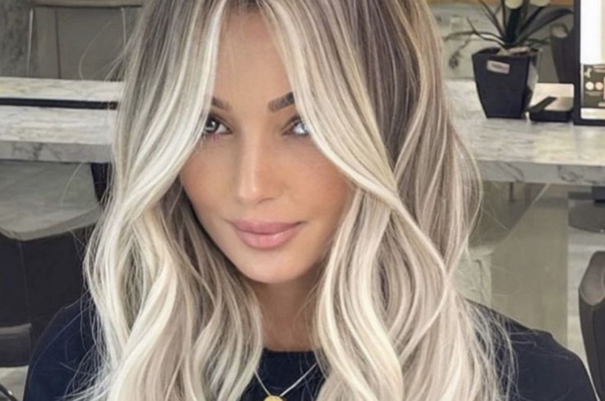 Balayage rubio platinado: la tendencia más luminosa del otoño 2025
