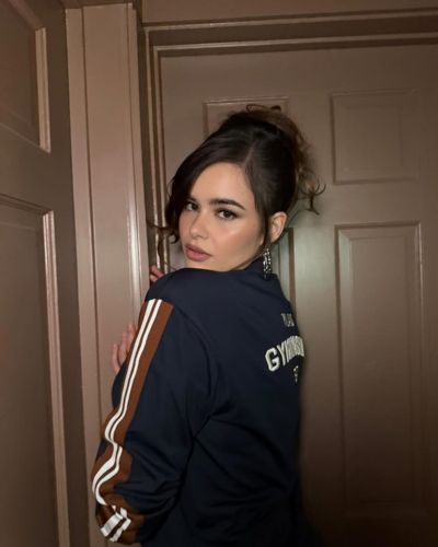 Actriz de Euphoria posando con cabello recogido y sudadera deportiva