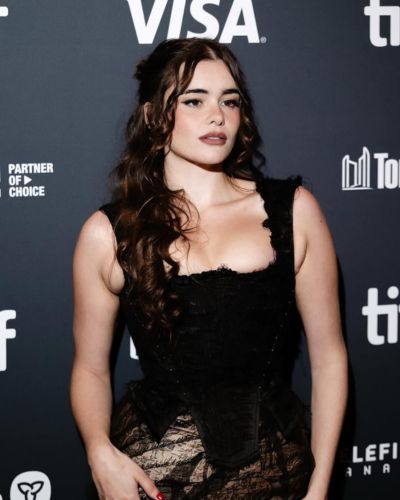 Barbie Ferreira, foto que demuestra su pérdida de peso usando un vestido negro si mangas