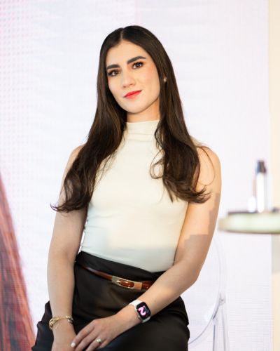 Maquillaje natural con base de maquillaje hidratante