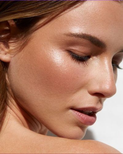 Base de maquillaje hidratante con blush en tonos durazno