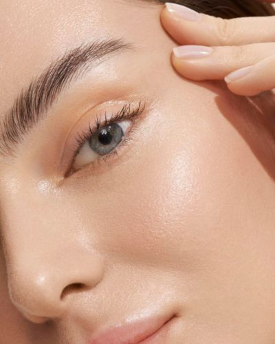 Mujer con makeup look natural con base de maquillaje hidratante