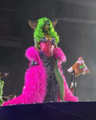 Belinda con disfraz de Gremlins sobre el escenario