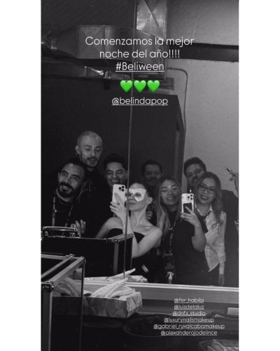 Beli con su equipo de maquillaje y peinado para su fiesta de disfraces