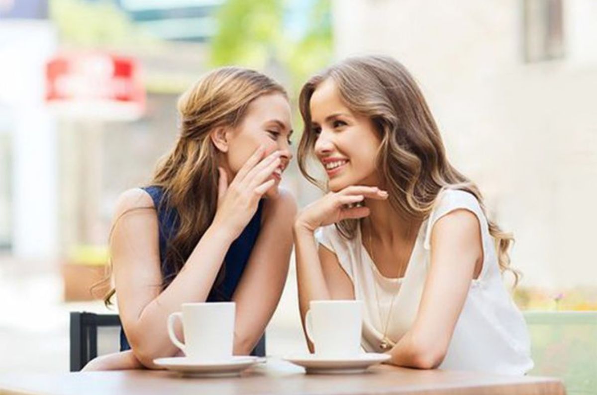 Beneficios del chisme: cómo puede ayudarte a sentirte mejor
