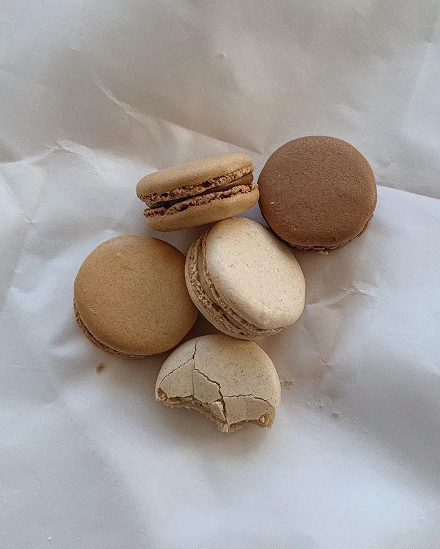 Café neutral vibrante postres