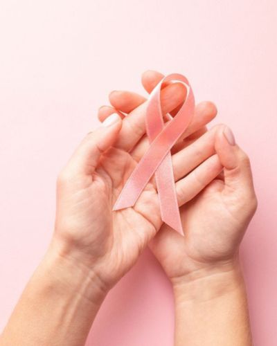 Moño rosado sobre manos