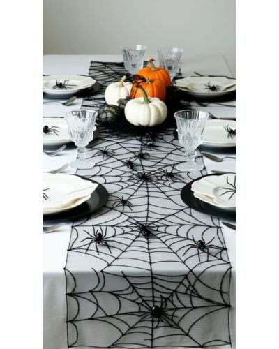 Mesa spooky season con arañas y calabazas