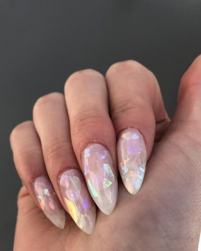 Ideas de diseños con brillos de uñas para Navidad y Año Nuevo
