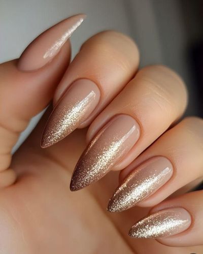Diseño degradado con brillos para uñas