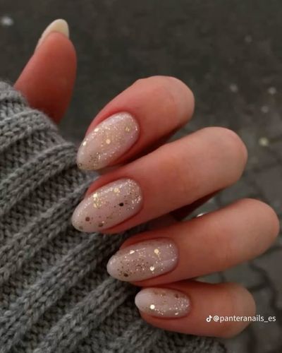 Qué diseños con glitter están en tendencia para las uñas almendradas
