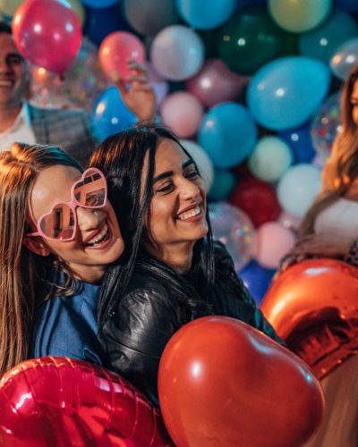 Mujeres se divierten en una fiesta mientras toman fotos